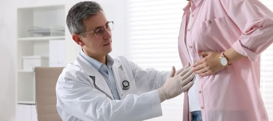 Médico examinando região abdominal