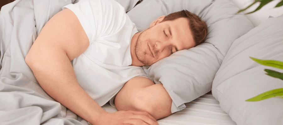 homem deitado no melhor lado para dormir e melhorar a digestão