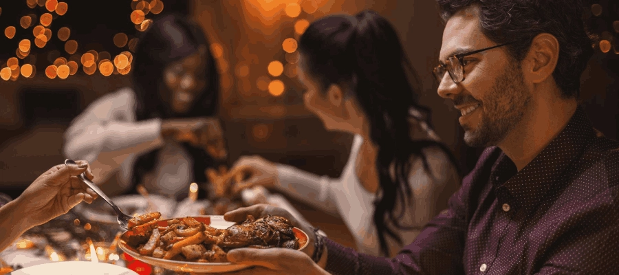 amigos reunidos servindo comidas de natal