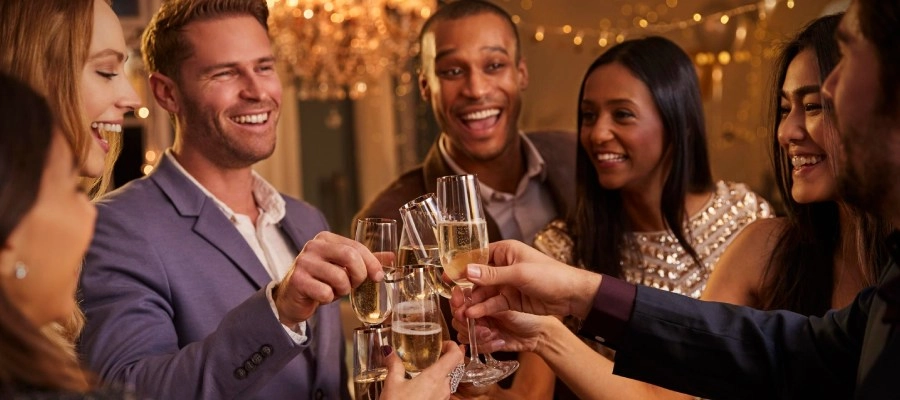 grupo de amigos comemora festas de fim de ano