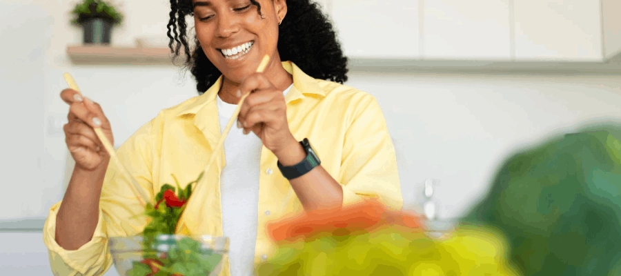 mulher preparando uma salada na cozinha