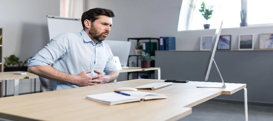 homem no escritório busca antiácido natural