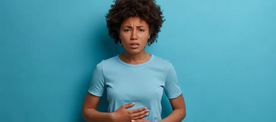 mulher com azia e queimação na dúvida entre omeprazol e antiácido