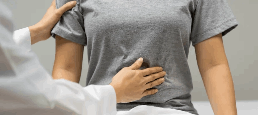 Pessoa sendo examinada por um médico